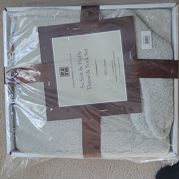 Mint green Soft and Fluffy Throw and sock set - Picture 2 of 2